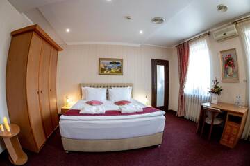Фото номера Семейный номер с ванной Отель Hotel Restaurant Украиночка г. Кривой Рог 5