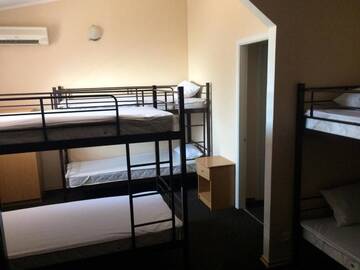 Фото номера Кровать в общем 8-местном номере для мужчин и женщин Хостелы Hostel г. Кривой Рог 5